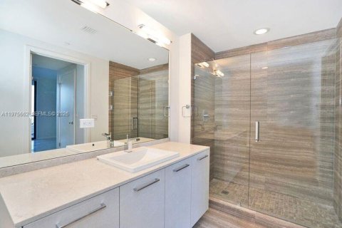 Condo in Miami, Florida, 2 bedrooms  № 2040426 - photo 15
