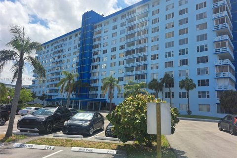 Condo in Hollywood, Florida, 1 bedroom  № 2041628 - photo 26