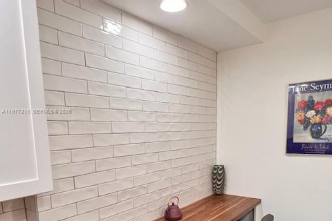 Condo in Hollywood, Florida, 1 bedroom  № 2041628 - photo 4