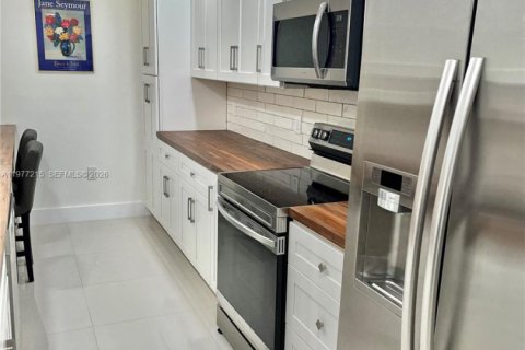 Condo in Hollywood, Florida, 1 bedroom  № 2041628 - photo 3