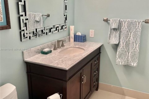 Condo in Hollywood, Florida, 1 bedroom  № 2041628 - photo 17