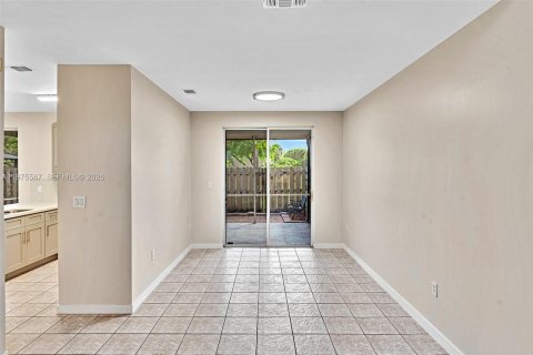 Adosado en alquiler en Pembroke Pines, Florida, 3 dormitorios, 131.55 m2 № 2044672 - foto 8