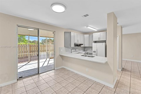 Adosado en alquiler en Pembroke Pines, Florida, 3 dormitorios, 131.55 m2 № 2044672 - foto 16