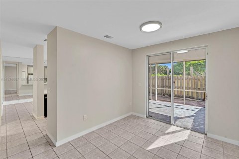Adosado en alquiler en Pembroke Pines, Florida, 3 dormitorios, 131.55 m2 № 2044672 - foto 9