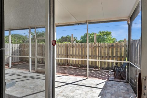 Adosado en alquiler en Pembroke Pines, Florida, 3 dormitorios, 131.55 m2 № 2044672 - foto 2