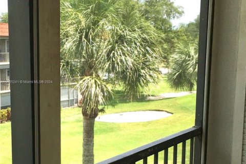 Condo in Pembroke Pines, Florida, 2 bedrooms  № 1863606 - photo 20