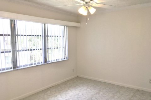 Condo in Pembroke Pines, Florida, 2 bedrooms  № 1863606 - photo 13