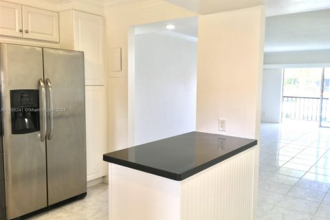 Condo in Pembroke Pines, Florida, 2 bedrooms  № 1863606 - photo 6
