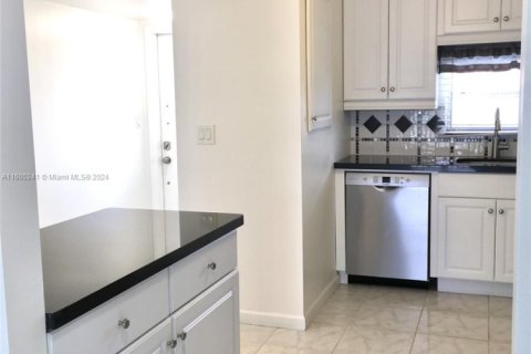 Condo in Pembroke Pines, Florida, 2 bedrooms  № 1863606 - photo 4