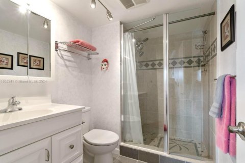 Condo in Pembroke Pines, Florida, 2 bedrooms  № 1863606 - photo 11