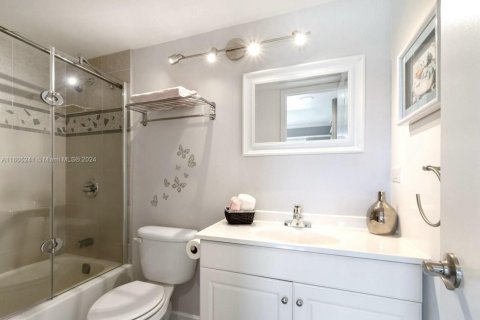 Condo in Pembroke Pines, Florida, 2 bedrooms  № 1863606 - photo 16
