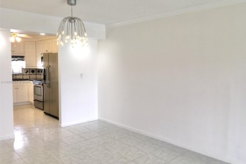 Condo in Pembroke Pines, Florida, 2 bedrooms  № 1863606 - photo 9