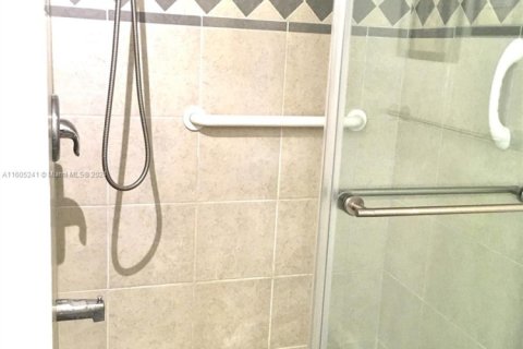 Condo in Pembroke Pines, Florida, 2 bedrooms  № 1863606 - photo 12