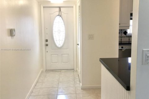 Condo in Pembroke Pines, Florida, 2 bedrooms  № 1863606 - photo 2