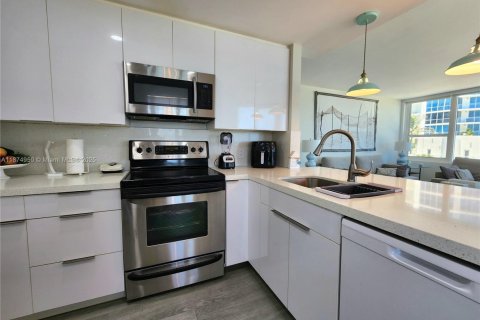 Condominio en alquiler en Hollywood, Florida, 2 dormitorios, 124.49 m2 № 1981091 - foto 5