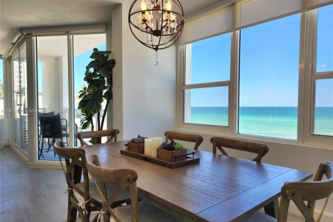 Condominio en alquiler en Hollywood, Florida, 2 dormitorios, 124.49 m2 № 1981091 - foto 9