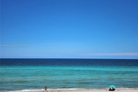 Condominio en Hollywood, Florida, 2 dormitorios  № 1981091