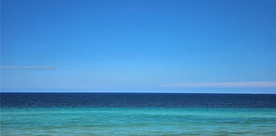 Condominio en Hollywood, Florida, 2 dormitorios  № 1981091