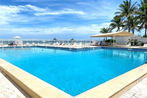 Condominio en alquiler en Hollywood, Florida, 2 dormitorios, 124.49 m2 № 1981091 - foto 23