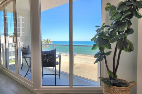 Condominio en alquiler en Hollywood, Florida, 2 dormitorios, 124.49 m2 № 1981091 - foto 10