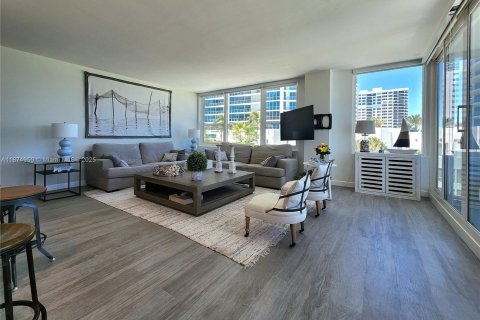 Condominio en alquiler en Hollywood, Florida, 2 dormitorios, 124.49 m2 № 1981091 - foto 7