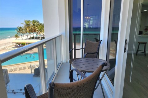 Condominio en alquiler en Hollywood, Florida, 2 dormitorios, 124.49 m2 № 1981091 - foto 11