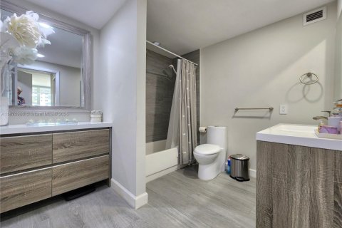 Condominio en alquiler en Hollywood, Florida, 2 dormitorios, 124.49 m2 № 1981091 - foto 15