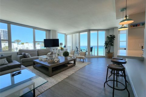 Condominio en alquiler en Hollywood, Florida, 2 dormitorios, 124.49 m2 № 1981091 - foto 3
