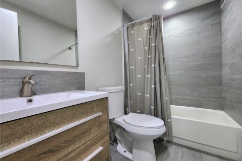 Condominio en alquiler en Hollywood, Florida, 2 dormitorios, 124.49 m2 № 1981091 - foto 19