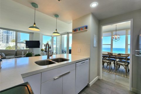 Condominio en alquiler en Hollywood, Florida, 2 dormitorios, 124.49 m2 № 1981091 - foto 4