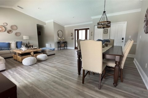 House in Miami, Florida 4 bedrooms, 173.26 sq.m. № 1695989 - photo 7