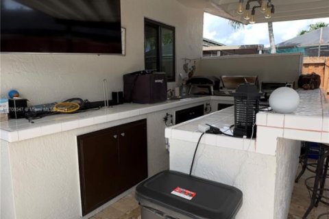 House in Miami, Florida 4 bedrooms, 173.26 sq.m. № 1695989 - photo 4