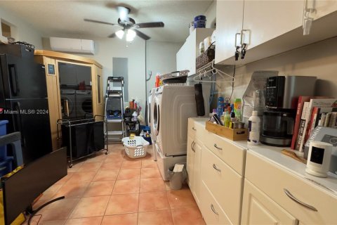 House in Miami, Florida 4 bedrooms, 173.26 sq.m. № 1695989 - photo 19