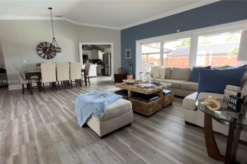 House in Miami, Florida 4 bedrooms, 173.26 sq.m. № 1695989 - photo 8
