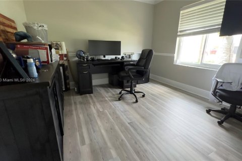 House in Miami, Florida 4 bedrooms, 173.26 sq.m. № 1695989 - photo 13