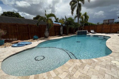 House in Miami, Florida 4 bedrooms, 173.26 sq.m. № 1695989 - photo 3
