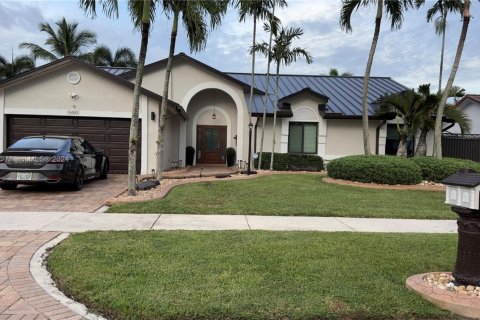 House in Miami, Florida 4 bedrooms, 173.26 sq.m. № 1695989 - photo 2