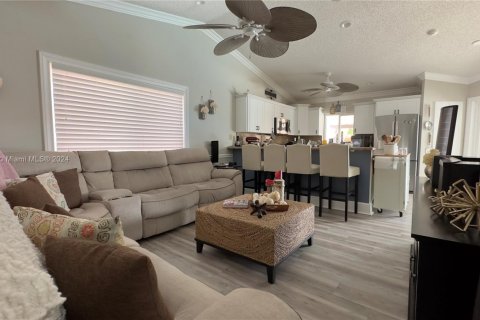 House in Miami, Florida 4 bedrooms, 173.26 sq.m. № 1695989 - photo 11