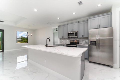 House in Lehigh Acres, Florida 3 bedrooms, 186.92 sq.m. № 1917247 - photo 13