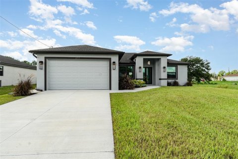 House in Lehigh Acres, Florida 3 bedrooms, 186.92 sq.m. № 1917247 - photo 1