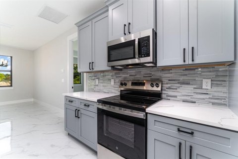 House in Lehigh Acres, Florida 3 bedrooms, 186.92 sq.m. № 1917247 - photo 16