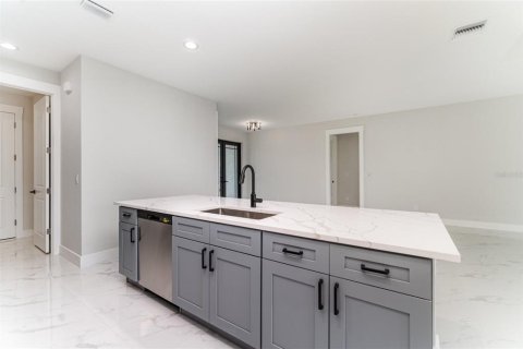 House in Lehigh Acres, Florida 3 bedrooms, 186.92 sq.m. № 1917247 - photo 15