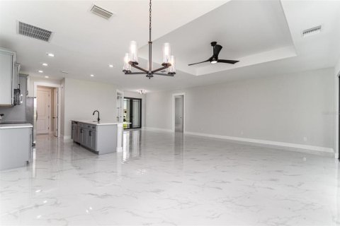House in Lehigh Acres, Florida 3 bedrooms, 186.92 sq.m. № 1917247 - photo 7