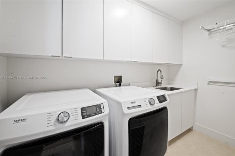 Condo in Bal Harbour, Florida, 3 bedrooms  № 1692517 - photo 17