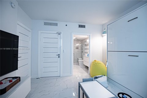 Снять в аренду квартиру в Майами, Флорида 2 спальни, 102.19м2, № 1970602 - фото 15