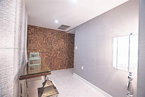 Снять в аренду квартиру в Майами, Флорида 2 спальни, 102.19м2, № 1970602 - фото 5