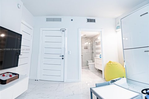 Снять в аренду квартиру в Майами, Флорида 2 спальни, 102.19м2, № 1970602 - фото 14