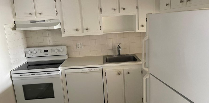 Studio in the Condo in Margate, Florida  № 2154700