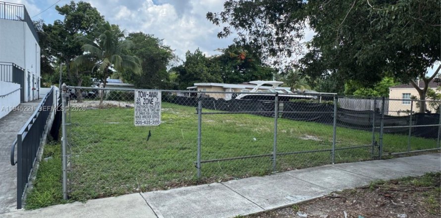 Terreno en Miami, Florida № 2002217