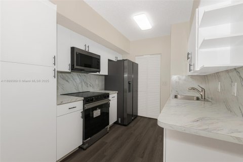 Condo in Davie, Florida, 2 bedrooms  № 1951219 - photo 9